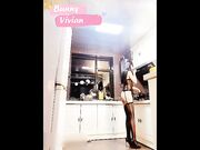 最浪推特反差婊网红【爱丝袜Vivian姐】性感厨娘 爆裂黑丝厨房激烈性爱
