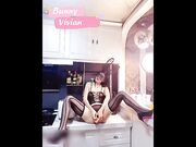 最浪推特反差婊网红【爱丝袜Vivian姐】性感厨娘 爆裂黑丝厨房激烈性爱