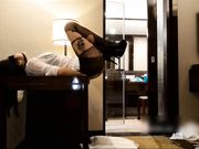 性感漂亮的黑丝美女回家后被尾随的歹毒按倒捆绑后撕破丝袜强行爆操,干完一次抱在桌子上又干!-2