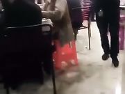 好赌少妇打麻将输钱被雀友以吃宵夜的名义骗到楼梯间打炮