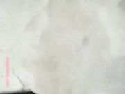 美少妇尿急误入荒废工地小便被色保安抓住非法禁锢淫猥吹箫才让走对白有趣
