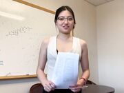 办公室文员被洋上司潜规则逼逼粉嫩戴着眼镜样子有点淫骚
