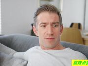 漂亮的红发女郎 当着室友的面把巨屌插入自己的骚逼里