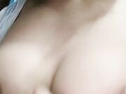 下班看见在做家务的老婆忍不住在厨房后人