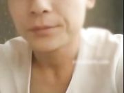 小鲜肉酒店直播时网友要求他当着老婆面操小姨子,为了礼物和老婆把小姨子操了-1