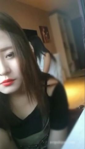 小鲜肉酒店直播时网友要求他当着老婆面操小姨子,为了礼物和老婆把小姨子操了-1