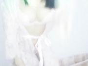 有情调的美女主播灯光摇曳中跳骚舞 然后去桶里洗澡 最后自慰