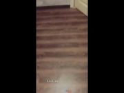 性感美少婦 弄壞酒店蓬頭 聯係水電工來修理 然後故意讓浴巾脫落 勾引水電工