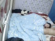 真实自拍-性感漂亮的大胸美女被老公边操边玩手机不知说了什么突然拿个超大电动鸡巴插的大叫后又狠狠操她!