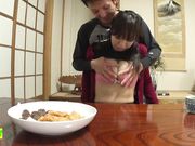 偷吃乳汁狂喷的美人妻01