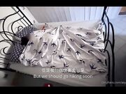 艳阳假日 我们忍不住在屋顶沙发上展示激烈性爱 无套爆插蝴蝶逼最后口爆